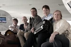 Virtuose à la technique irréprochable,capable d’improvisations fulgurantes, Jaak Lutsoja est l’un des meilleurs accordéonistes d’Estonie.