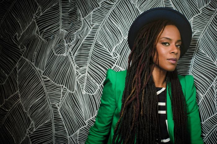 Véritable « voodoo artist », Akua Naru envoutera le public en première partie avec son univers puissant, entre hip hop américain et traditions africaines.