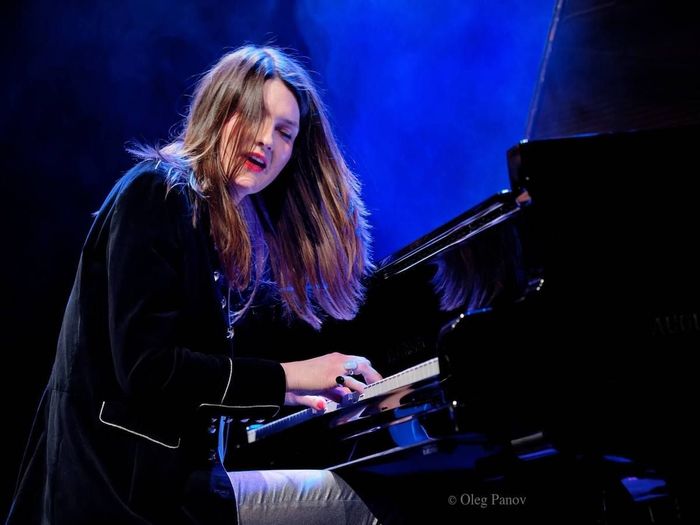 Kristina Barta est une compositrice et pianiste de renommée internationale. Elle a fait du projet Event Horizon avec Krystof Tomecek , Nela Dusova , Jan Feco  et Marek Urbanek.