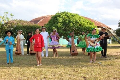 Concert d'enfants de l'agrupation de harpe "Llanera" du programme d'échange France Colombie