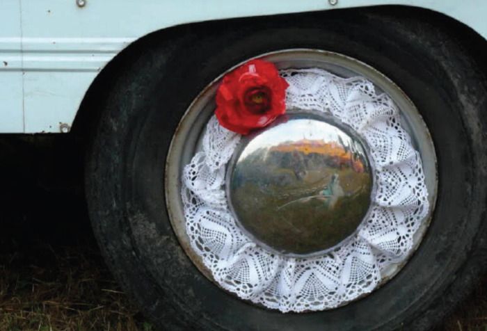 Des histoires entre campement et village, entre voyageurset sédentaires. Tout peut se passer loin de chez vous, ou tout à côté.