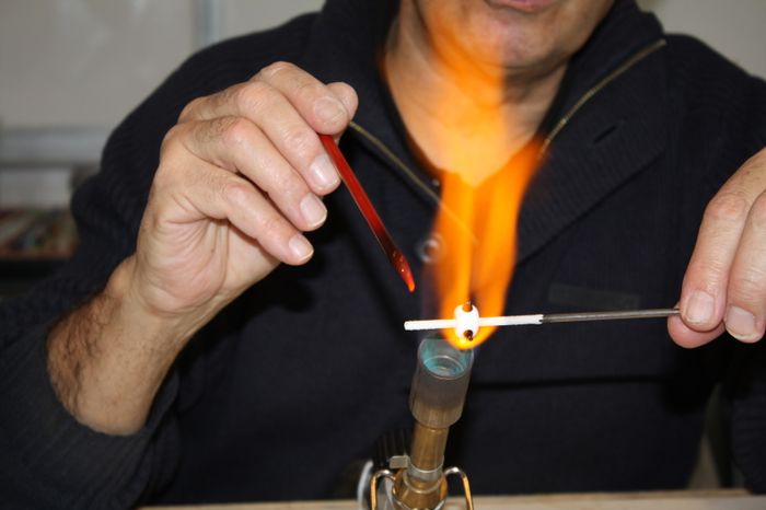 Jean vous fera découvrir la magie de la transformation de la matière incandescente en perles, dont chacune sera unique.