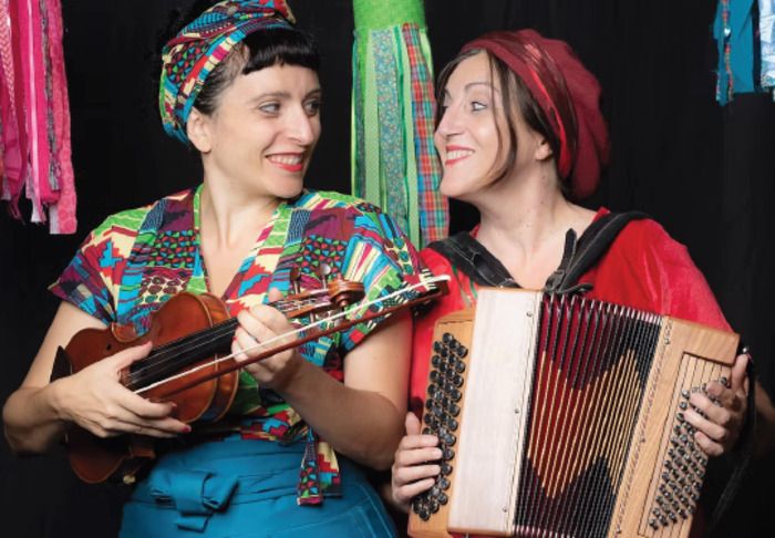 Dynamique, joyeux, rythmé et poétique, le spectacle Ensemble mêle chanson, danse et conte sur les thèmes de la coopération, du partage, des histoires d'entraide et de complicité.