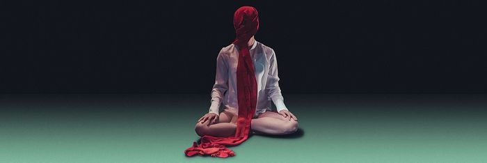 Jade fait des listes et des rencontres sur Internet pour essayer de trouver un sens à sa révolte.