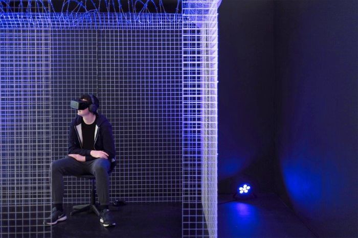 L’empathie, la justice et la solidarité sont des thèmes qu’Elaine Hoey explore par le biais de la réalité virtuelle et de la vidéo en lien avec la « crise » actuelle des migrants