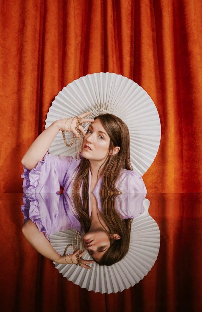 Depuis la parution de son premier album solo, Fanny Bloom incarne une pop canadienne bien ancrée dans l’air du temps – mélancolique autant qu’exaltée.