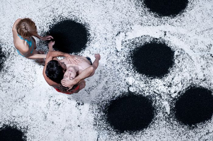 Initiée en 2011, la série des Dispositifs, composée aujourd’hui de 4 pièces, Black Out, NEONS, Vacuum et Ether, se situe à la lisière de la danse et des arts visuels.