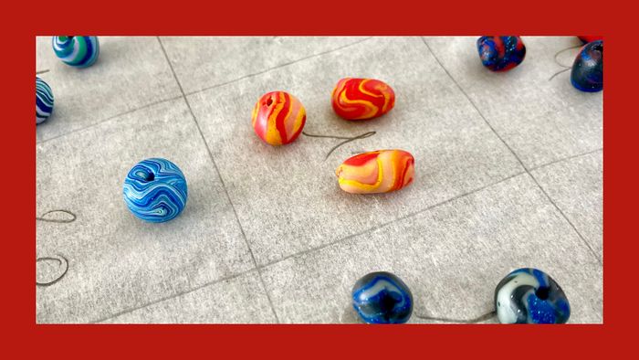 Les enfants découvrent les bijoux des Romains et réalisent leur propre fibule, une sorte de broche. Ils reproduisent également une perle en pâte de verre des collections du musée.