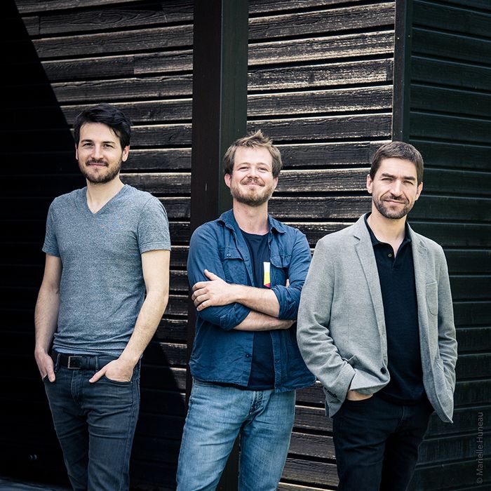 A travers un univers très personnel Damien Groleau Trio produit des compositions lumineuses et sensibles mais propose aussi un ré-enchantement des classiques…