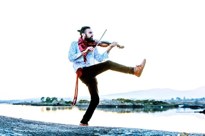 Inspiré d’une histoire vraie, ce spectacle mêlant storytelling, stand-up et musique retrace l’odyssée semée d’embûches d’un joueur de fiddle globe-trotteur parti découvrir le monde.