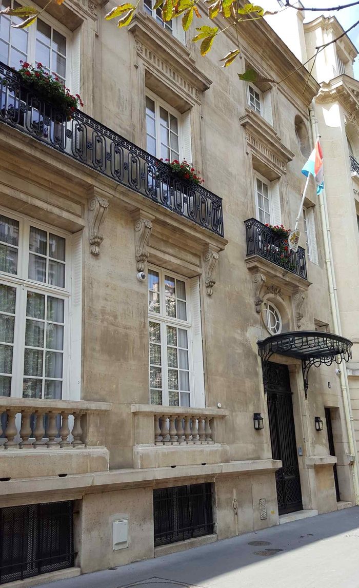 Visite de la Résidence diplomatique avec explications sur l'historique de l’hôtel de maître et des relations France-Luxembourg.