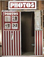 Qu'est ce que le Fotopaton ? Il s'agit d'une cabine bien particulière dans laquelle une prise de vue est réalisée par un artiste associé, puis par la suite par un usager croqueur.