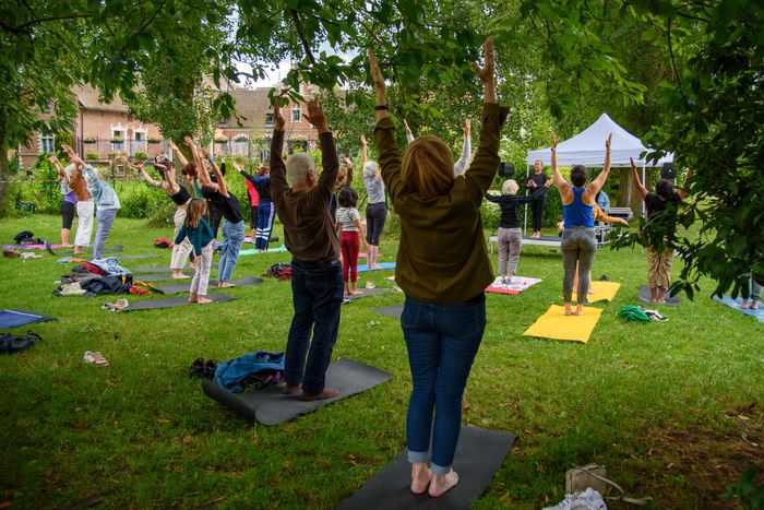 Samedi 19 septembre à 14h30, participez à un cours de yoga dans les jardins de la Villa Gabrielle, un joyau du patrimoine villeneuvois datant du 18ème siècle.
