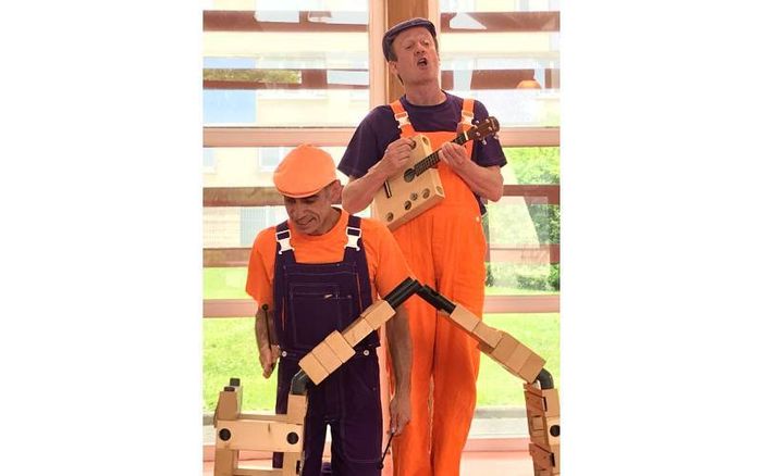 Ils arrivent en sifflotant, poussant de drôles de brouettes chargées d’outils et d’instruments insolites. Qui ? Bric & Broc, les deux Frérots Bricolo !