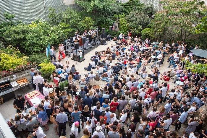 Après avoir accueilli plus de 3 000 personnes l’été dernier, Free Your Funk est de retour à l’American Center pour trois soirées en plein air !