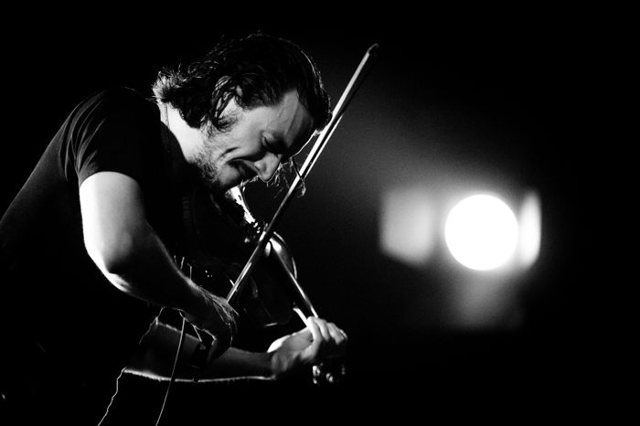 L’intense Tobias Preisig est de retour à Paris. En duo avec son synthétiseur analogique, il pousse encore plus loin les limites de son violon et nous entraîne dans un voyage ensorcelant.
