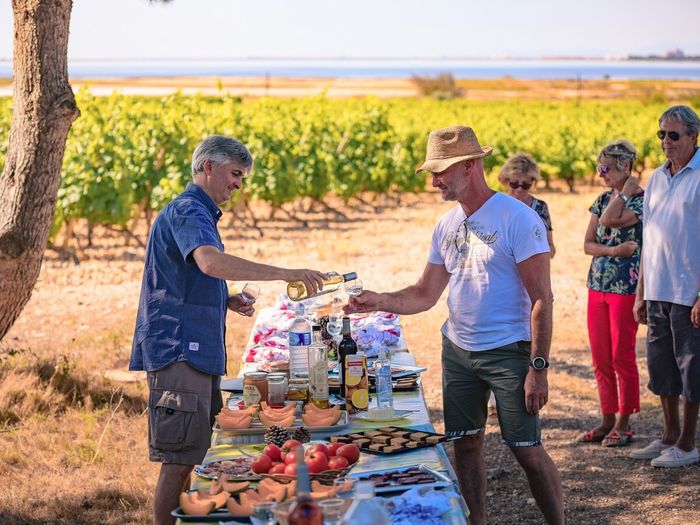 Au programme, une petite balade à travers les vignes de l’un des cinq domaines, un petit-déjeuner copieux avec des produits régionaux, et une rencontre avec le vigneron.