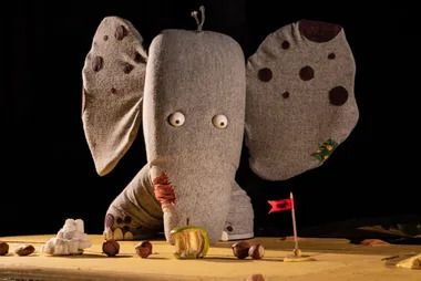 Découvrez l'histoire d'amour entre un éléphant gris à pois violets et d'une fourmi noire à la taille de guêpe.