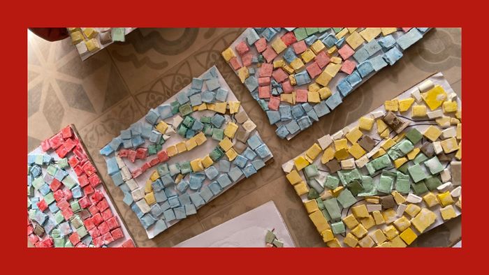 Les enfants découvrent une grande mosaïque du musée puis réalisent leur propre petit motif !