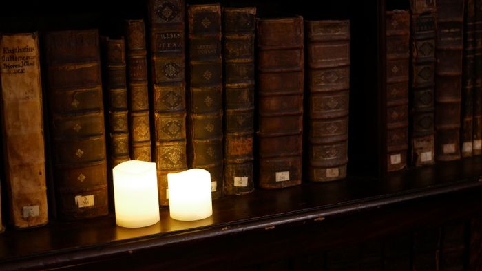 Dans l’atmosphère tamisée de la Bibliothèque patrimoniale éclairée aux chandelles, le comédien Théophile Choquet prêtera sa voix aux pérégrinations de Gulliver de Jonathan Swift.