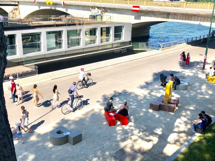 Exposition-installation artistique en plein-air sur les berges de Seine