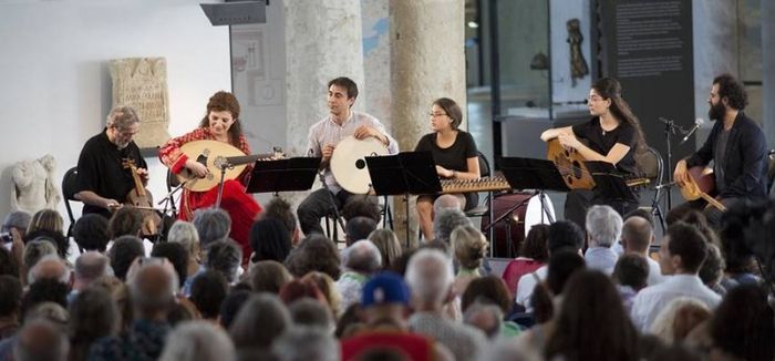 Dans le cadre du « weekend Syrie », Jordi Savall dirige l’orchestre multiculturel Orpheus XXI. Pour ce concert l’orchestre se compose de six musiciens, parmi lesquels la grande Waed Bouhassoun.