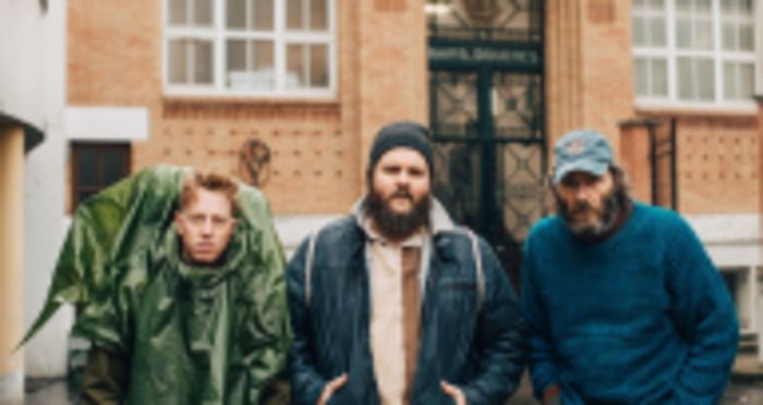 Brindille, Casquette et La Flèche vivent comme ils peuvent dans le bois de Vincennes : au jour le jour. Mais leur situation précaire devrait changer du tout au tout le jour où ils gagnent au Loto.