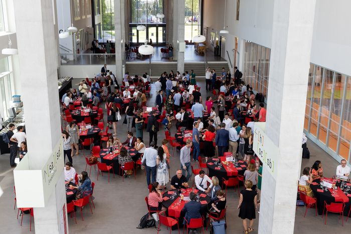 Journée consacrée aux partenaires de l'Ecole. Cette journée permet aux entreprises de rencontrer les responsables pédagogiques des mentions et filières de 3° année qu'elles parrainent.