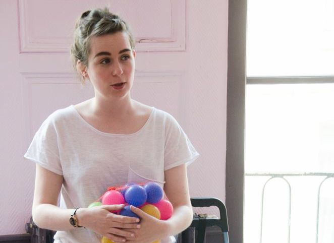 Dans une ambiance ludique et créative, la comédienne et professeure irlandaise Hannah Coyle animera des jeux et exercices théâtraux, et travaillera avec les enfants sur de courts textes en anglais.