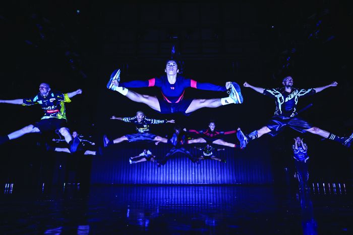 Ready pour le grand scroll ? Dix interprètes survolté·e·s hackent les danses TikTok. Dans un flux frénétique, les gestes viraux hypnotisent. Ici, fascination et vertige vont de pair.