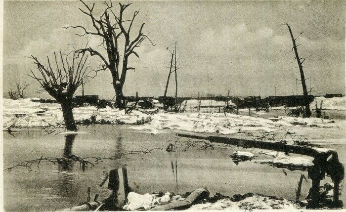 À la fin de l'année 1914, le front se stabilise dans le secteur de Fromelles-Aubers. Allemands et Britanniques se font face et doivent combattre un ennemi commun: l'eau !