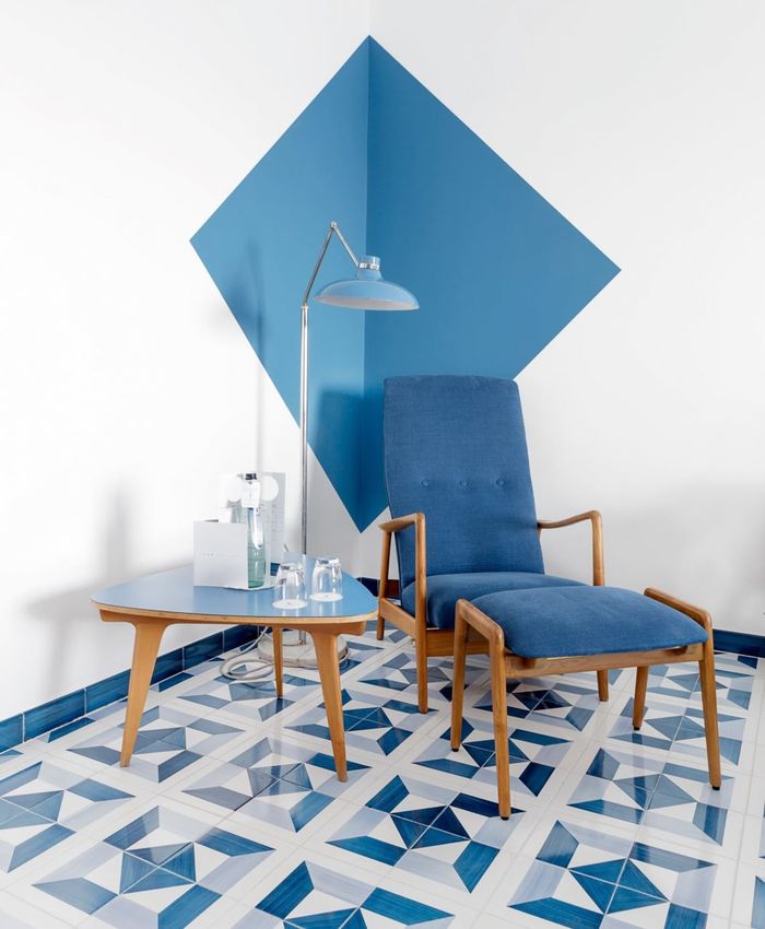 Figure majeure de l’architecture et du design italiens,  Gio Ponti est considéré comme le véritable initiateur du renouveau du design italien d’après-guerre.