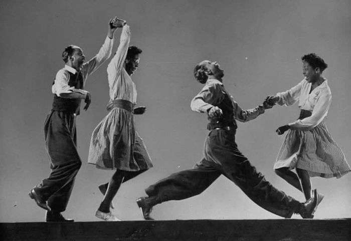 À l’invitation du département danse du Conservatoire Les Lilas-Romainville, Aline Laignel, professeure et historienne de la danse retrace une histoire des danses jazz.