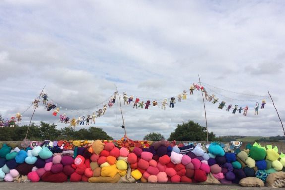 Plusieurs artistes évoquent leur expérience et leur travail en lien avec la frontière irlandaise - « The Border »