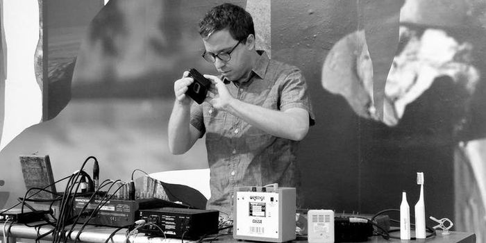 Le travail de Seth Cluett, "Formes d'oubli", consiste en une série de performances, chacune construite sur la dernière, explorant le rôle de l’attention et de la réécoute dans l’écoute.