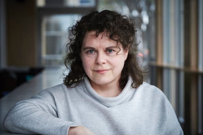 Ce soir, Lynne Parler nous offre un aperçu captivant de son travail de directrice artistique et de cofondatrice de la compagnie de théâtre Rough Magic.
