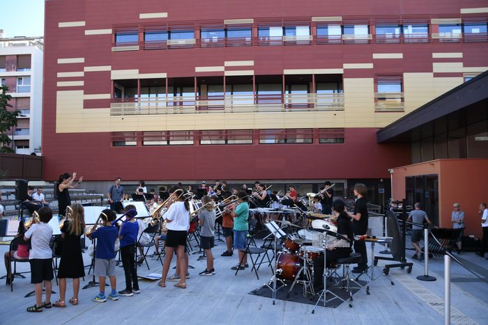 Pour débuter ces concerts festifs de fin d'année, les formations orchestrales réunissant les premiers niveaux (mini et teen Brass, orchestre d'harmonie C1...) se produisent en soirée et au grand air.