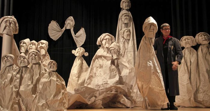 Une ribambelle de silhouettes et de visages se tient là, et forme une curieuse assemblée qui nous contemple avec bienveillance.