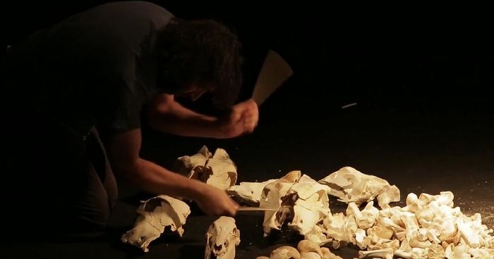 La compagnie Societat Doctor Alonso présente pour la première fois en France sa nouvelle création sur la mémoire et les disparus avec Y los huesos hablaron.