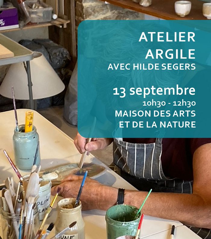 A partir d’ une plaque en argile et d’ un moule on créera un arbre.