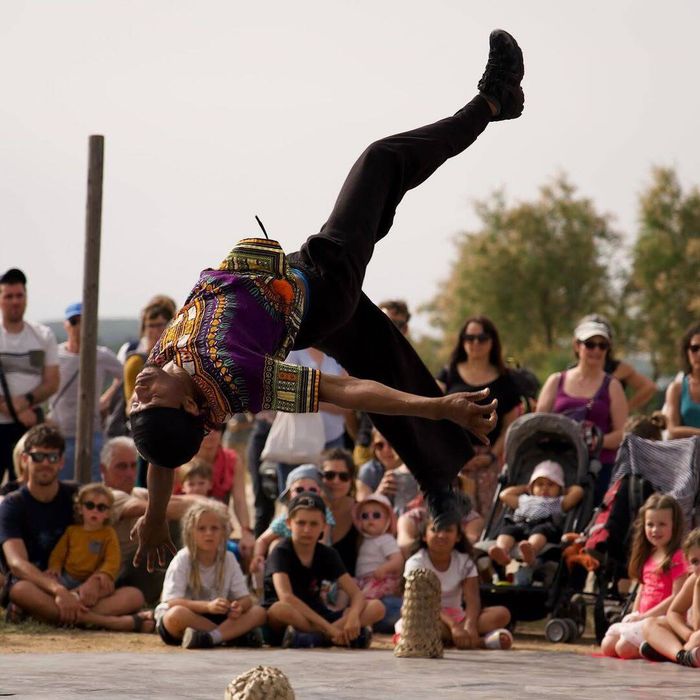 Solo du danseur Ankiff Sandani Ousseni, entre tradition comorienne, accro dance, breakdance et danse contemporaine.