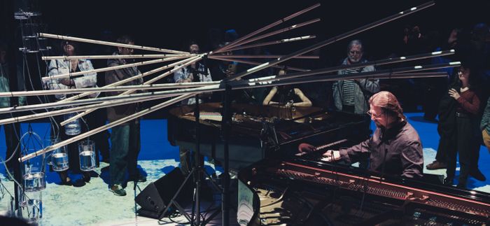 Jérémie Ternoy déploie et partage la facette hypnotique de sa musique. Dans son espace de jeu, qui est aussi celui du public réparti debout ou en mouvement.