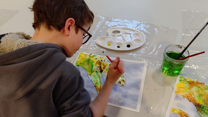 Viens expérimenter les encres de couleurs en créant le portrait du Mégalosaure !