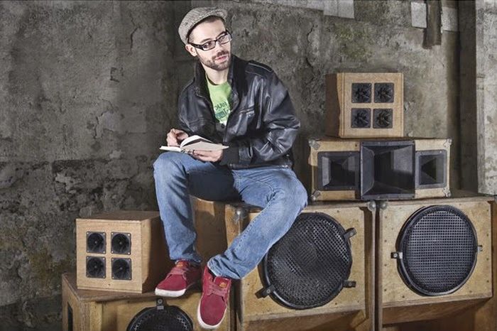 Figure de proue de la scène catalane entre reggae dub et dancehall en pleine effervescence, est l’auteur de cinq albums en solo et en collaboration avec plusieurs sound system et collectifs.