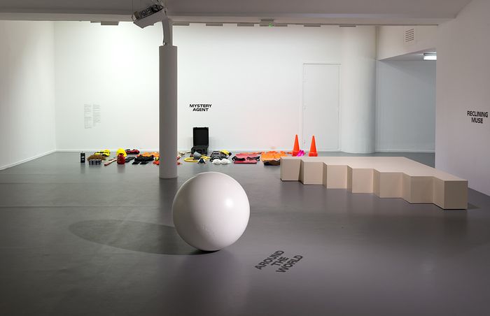 Alexandra Bachzetsis met en jeu et en scène le corps, utilisé comme un appareil artistique et critique.