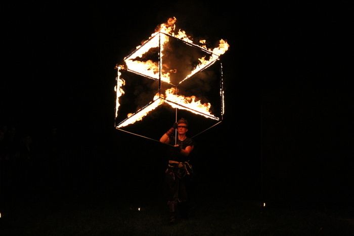Ateliers, visites à la tombée de la nuit et spectacle de feu.