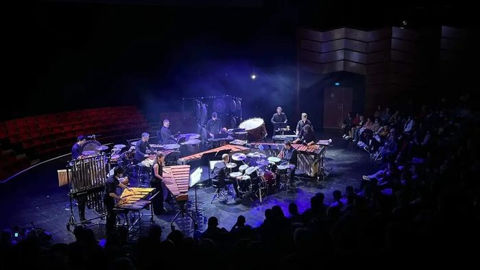 Les élèves de tous niveaux font découvrir la richesse, le volume -autant géométrique que sonore- et la grande diversité de l’instrumentarium des percussions du Conservatoire Montserrat Caballé.