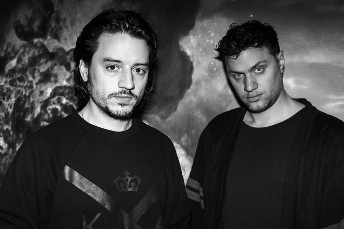 Le duo, formé par un violoniste et un batteur, explore et transcende les formes musicales pour leur dernier album, Blood Red.