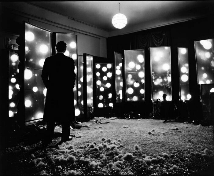 Rencontre entre deux photographes aux visions et aux techniques radicalement différentes – entre analogue et intelligence artificelle – le Suédois Erik Gustafsson et le Français Érik Bullot.