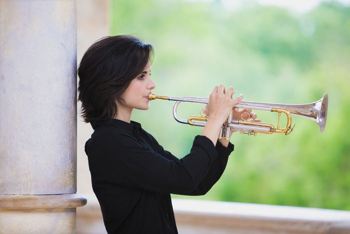 La trompettiste, saxophoniste et chanteuse Andrea Motis arrive à Miramas le jeudi 17 mai accompagnée des musiciens qui forment son quintet : Joan Chamorro, Ignasi Terraza, Josep Traver et Esteve Pi.